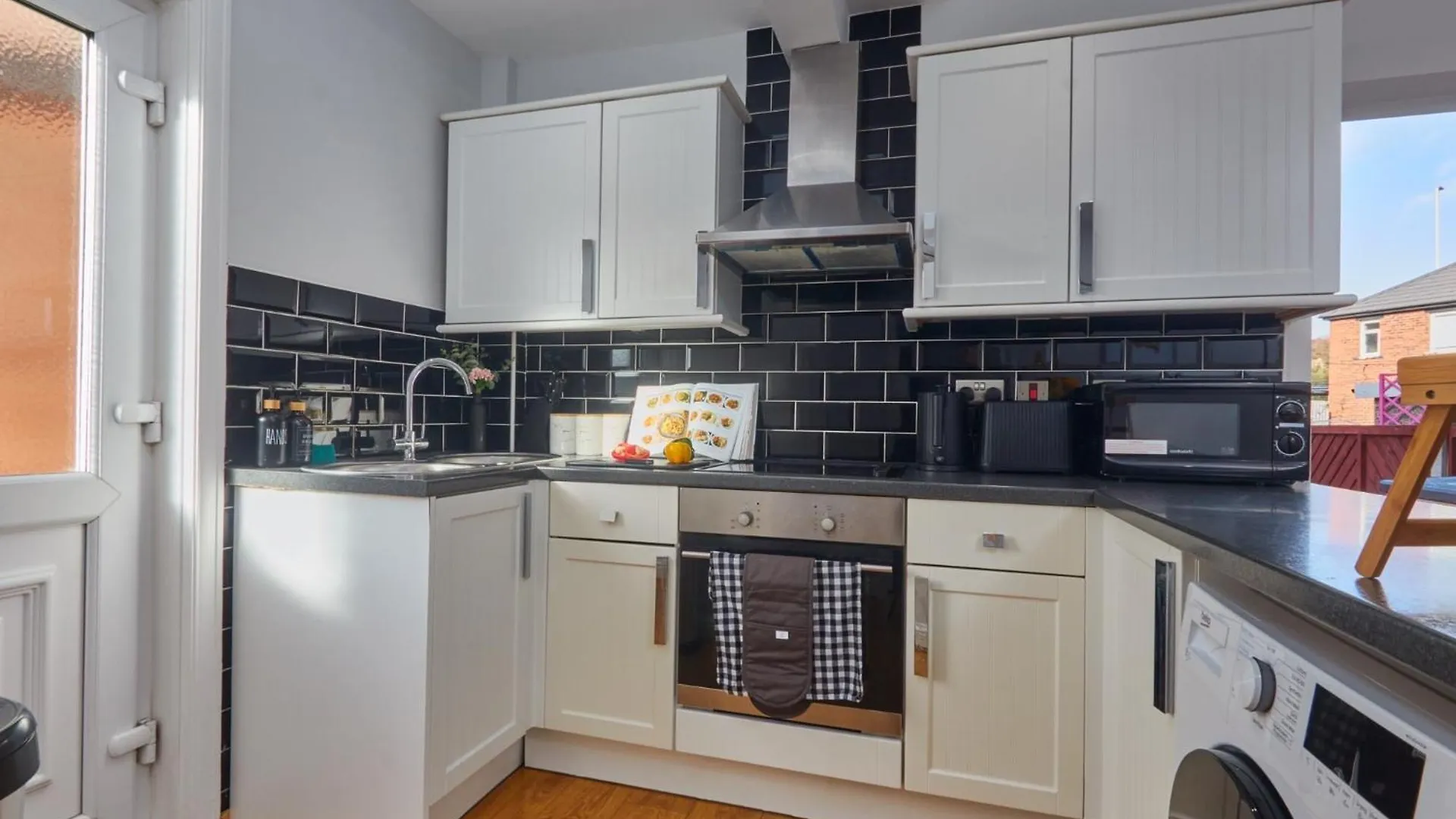New! 5 Beds House - Work & Family - Long Stay Offers & Free Parking ليدز