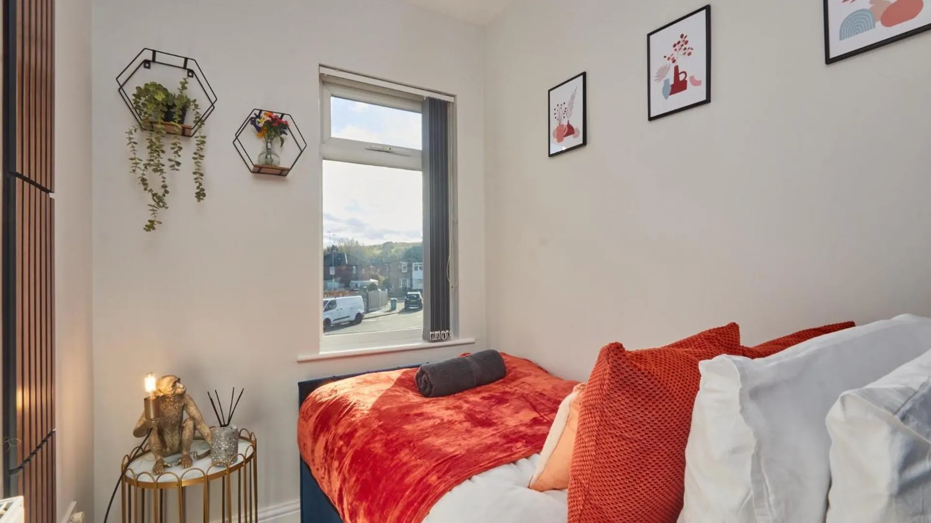 New! 5 Beds House - Work & Family - Long Stay Offers & Free Parking ليدز